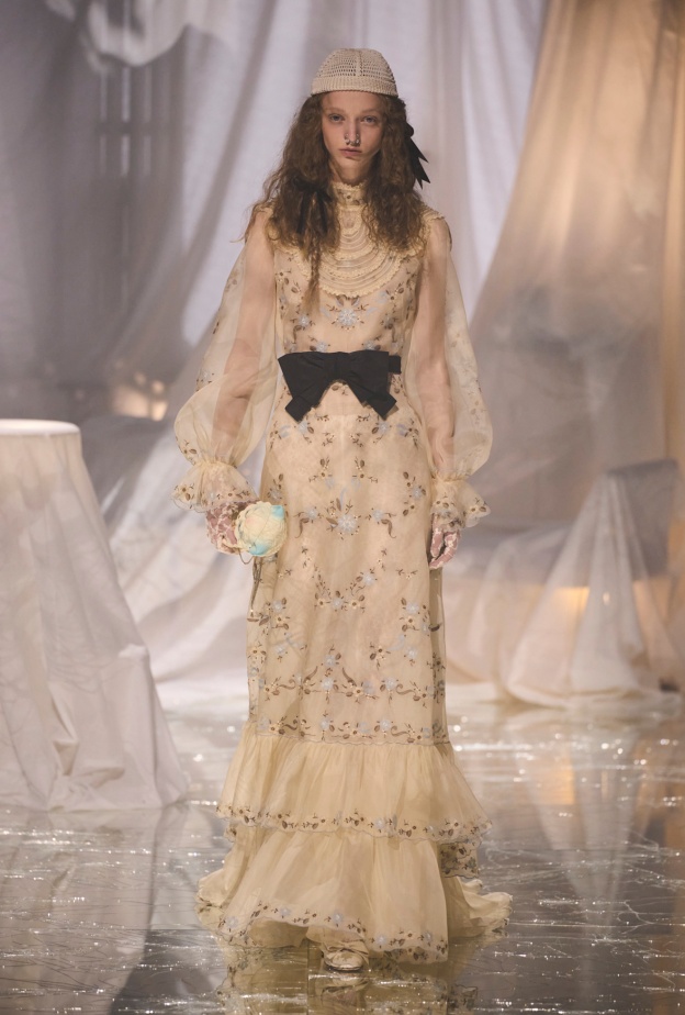 تنسيقات عصرية باللون البيج للبشرة الزيتونية من Valentino