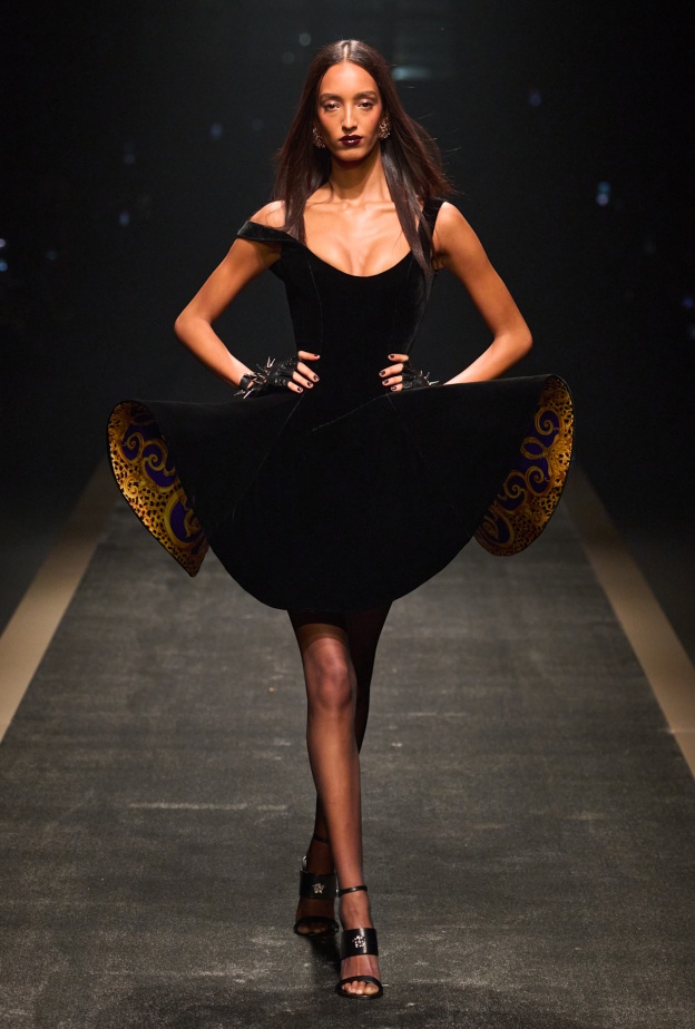 إطلالة تعبر عن الروك اند رول من Versace
