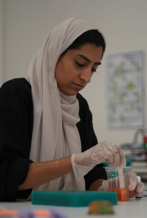  أسيل العمودي ضمن خمسة مصممين عالميين في إقامة العلا الفنية