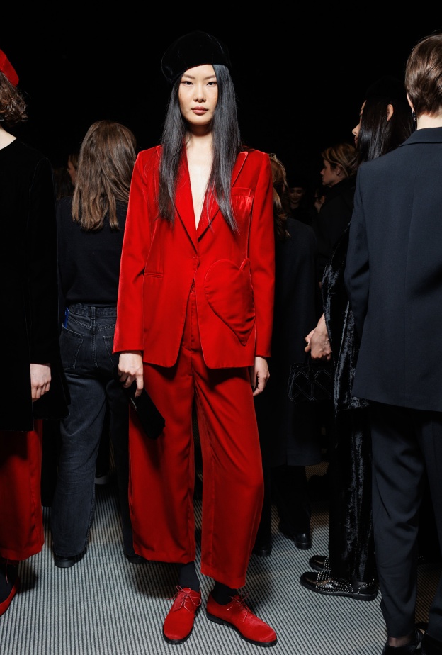 بدلة حمراء غير تقليدية من Emporio Armani