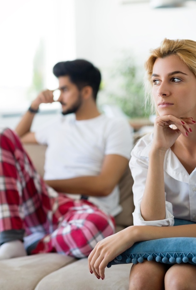 تمر المرأة خلال الانفصال العاطفي بمراحل الشك والألم