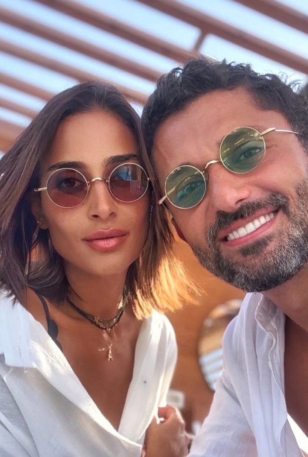 كريم محمود عبدالعزيز مع زوجته بعد شائعات الانفصال