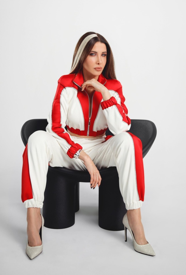 نانسي عجرم تتألق بمجوهرات فاخرة تخطف الأنظار في صيف 2