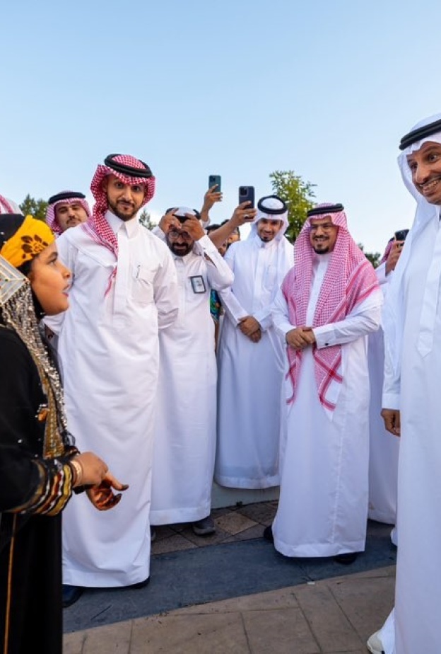 وزير السياحة يمنح الطفلة ندى رخصة أصغر مرشدة سياحية سعودية - الصورة من حساب وزير السياحة