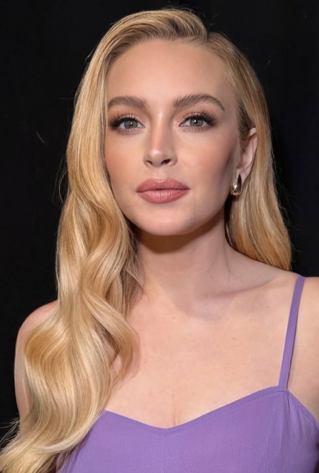 إطلالة Lindsay Lohan بالمكياج البني والشفاه المرجانية- الصورة من حساب خبيرة المكياج Ash K Holm على انستغرام