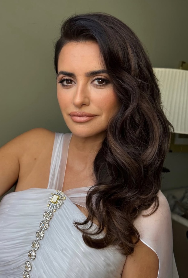 إطلالة Penelope Cruz بأحمر الشفاه الساتان- الصورة من حساب خبير المكياج Ash K Holm على انستغرام