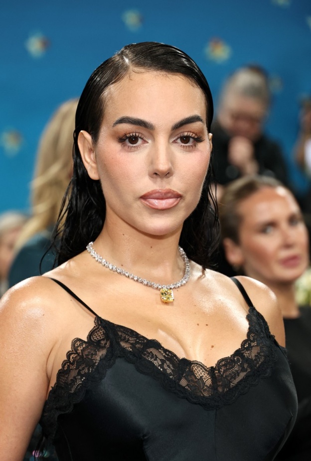 اطلالة Georgina Rodríguez بتسريحة الشعر المبلل والطويل