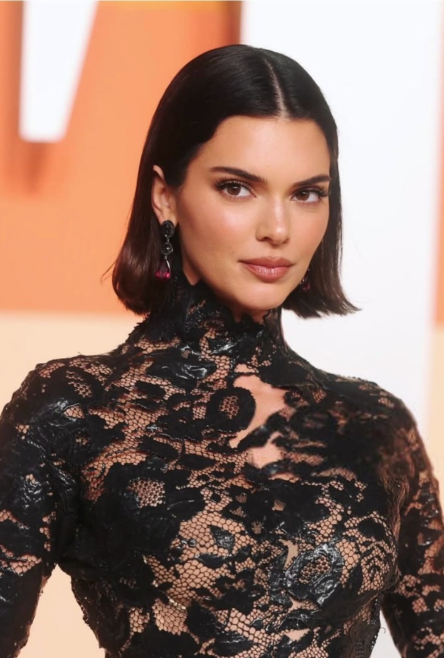 اطلالة Kendall Jenner بتسريحات الشعر الكاريه المالس