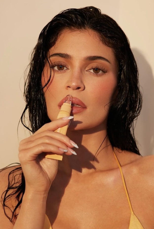 اطلالة Kylie Jenner بأحمر شفاه الليب باتر