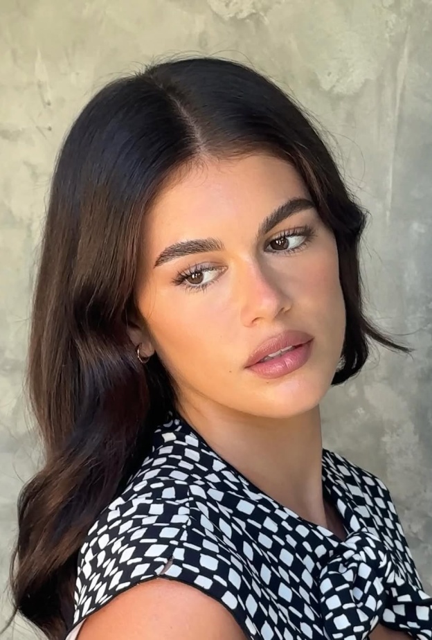 الحماية من الشمس خطوة ضرورية  على طريقة kaia Gerber