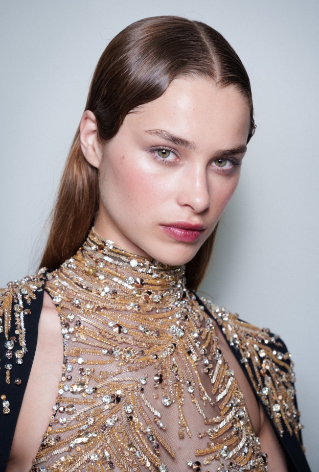 المكياج البني لاخفاء ترهل الجفون بأسلوب Zuhair Murad