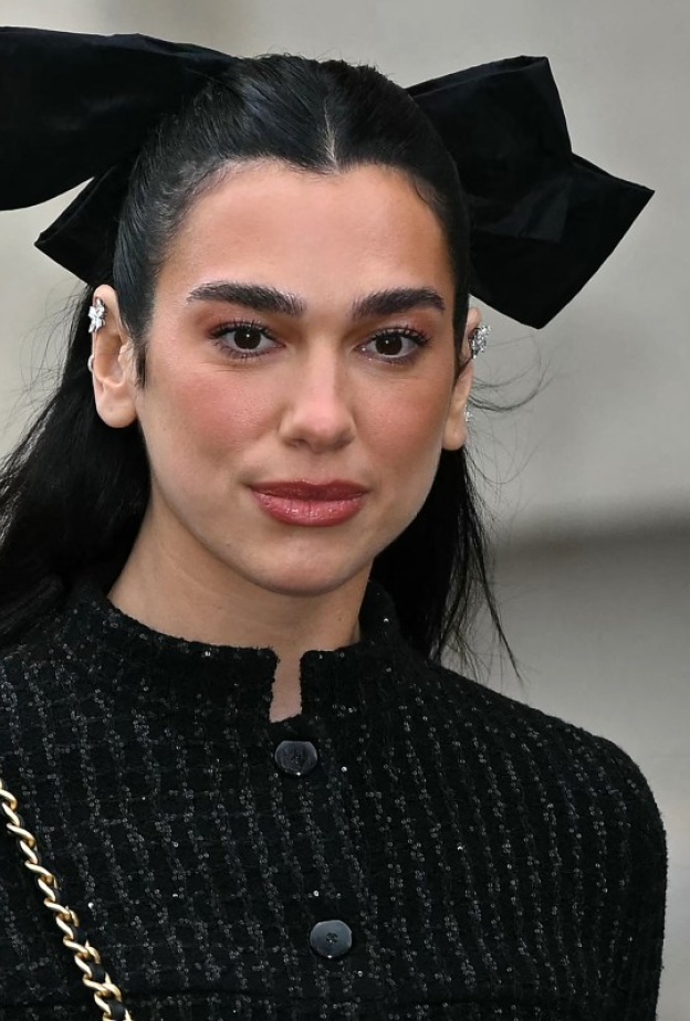 تسريحات الشعر النصفية مع البكل العريضة بأسلوب Dua Lipa