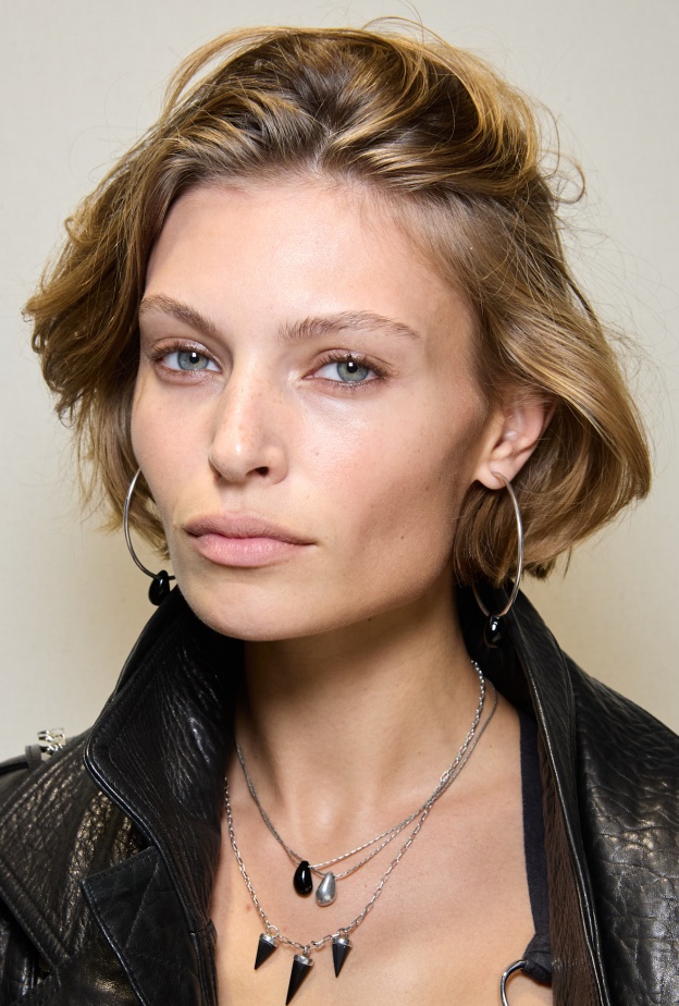تسريحات شعر بوب كاريه مبعثرة ومتساوية من دار Isabel Marant