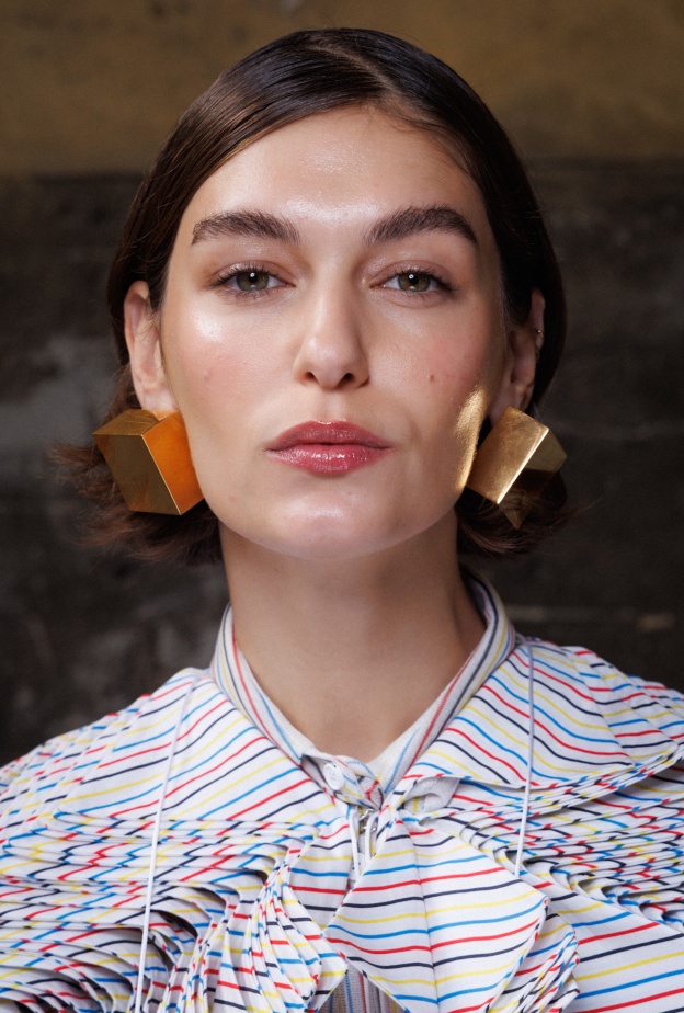 تمرير البرايمر الكريمي بطبقة واحدة على الحواجب من دار Missoni