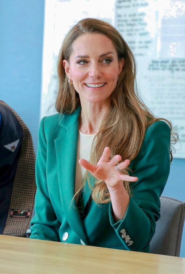 الأميرة كيت بإطلالة خضراء داكنة جديدة تعكس شخصيتها