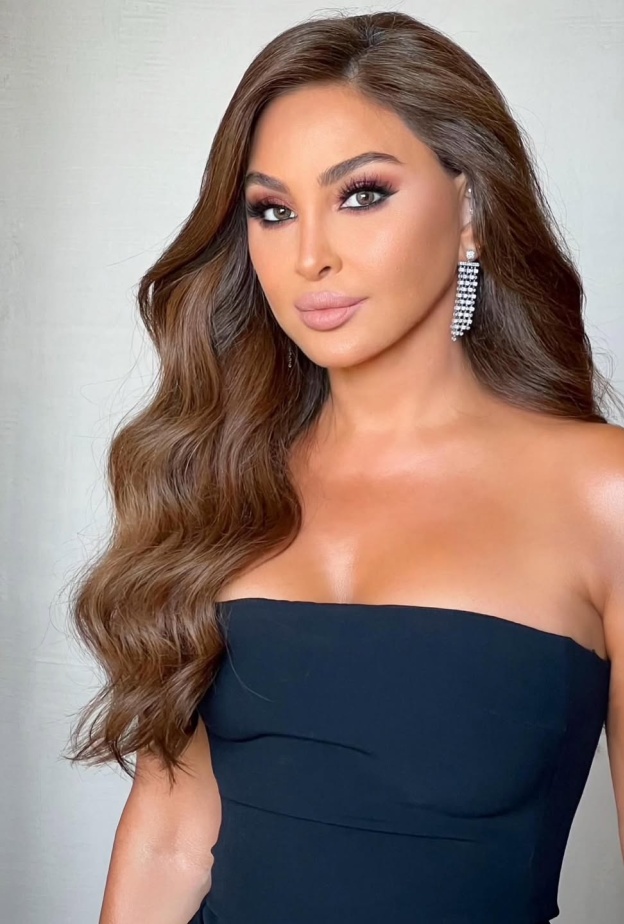 صيحات الشعر البني الكستنائي لصيف 2025: