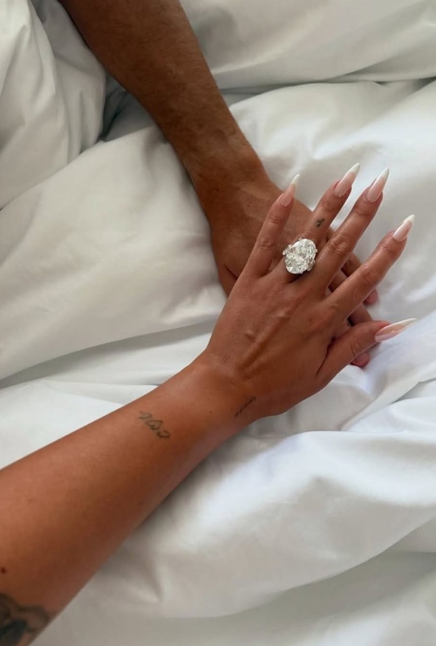 أظافر خطوبة Georgina Rodríguez بتصميم فرنش كروم من صالون Base & Boon