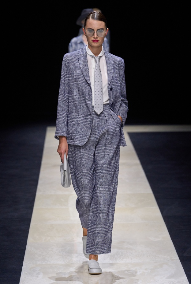موضة ربطة العنق للسيدات من Emporio Armani