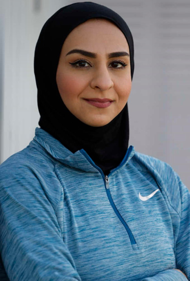 عبير الخاجة المدربة الرياضة الإماراتية للعبة الكروس فيت