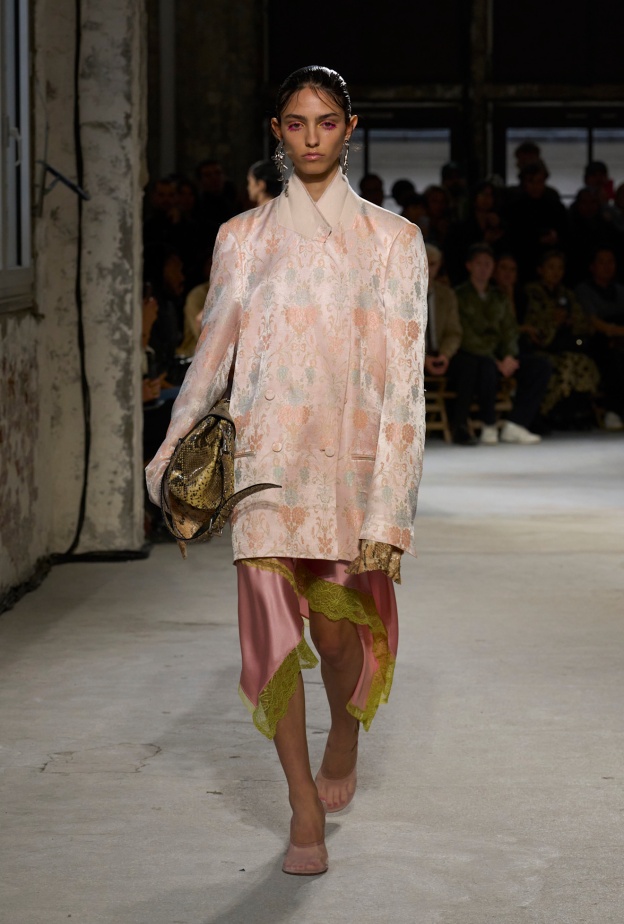 تنسيق الجاكيت المطبعة بالورود مع فساتين الساتان من Van Noten