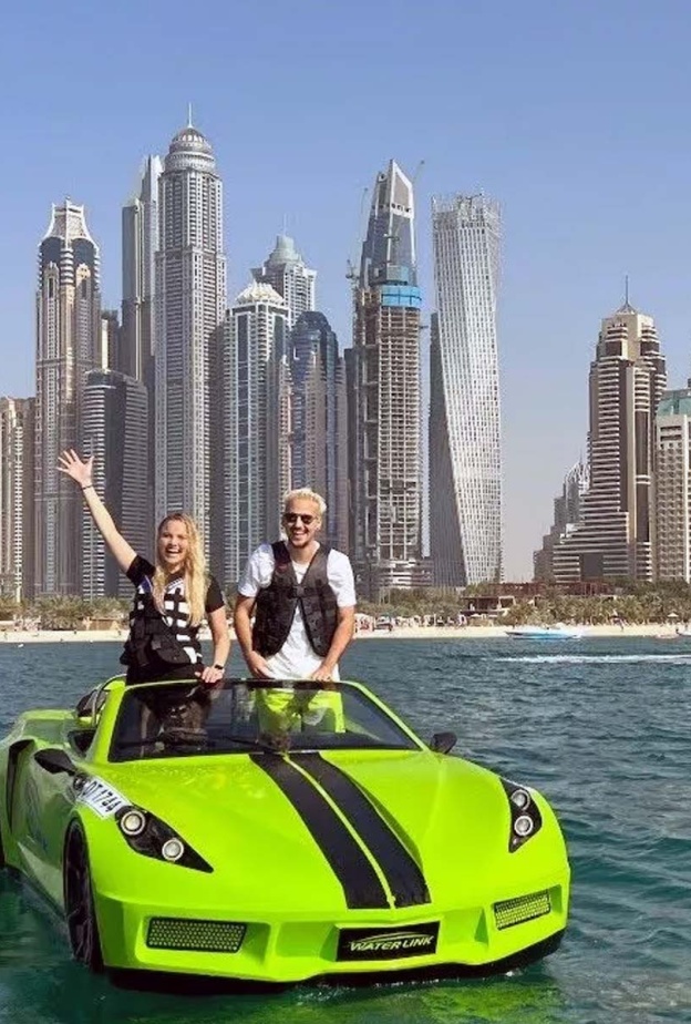 الذهاب في جولة بالسيارة المائية جت كار Jet Car
