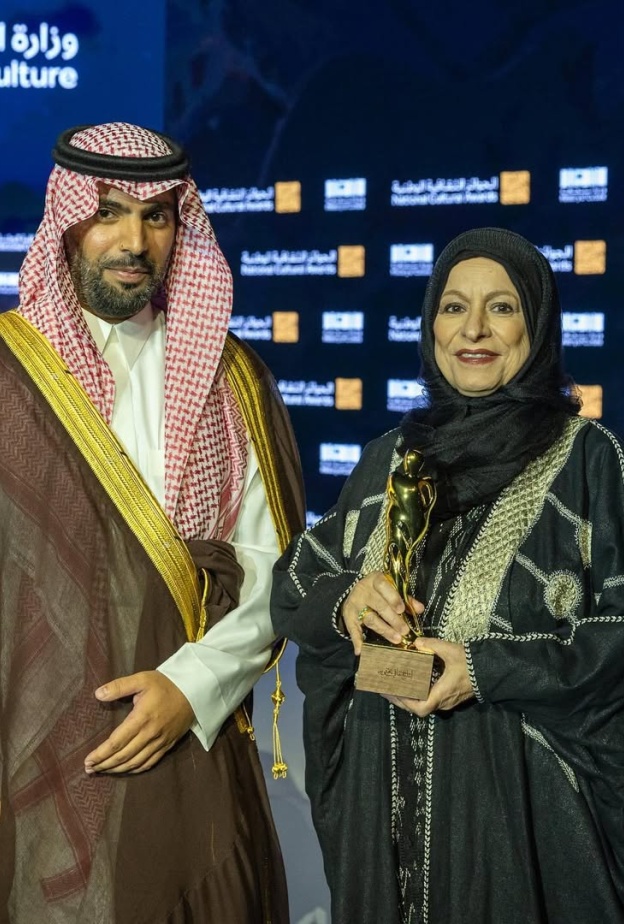 الدكتورة ليلى البسام الحاصلة على جائزة الأزياء في الدورة الرابعة