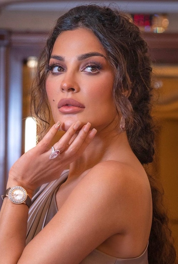 النجمة اللبنانية نادين نجيم بإطلالة جمالية