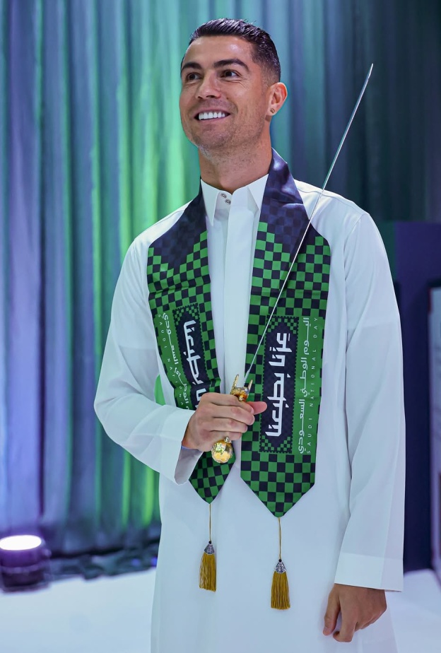 رونالدوي بالزي السعودي