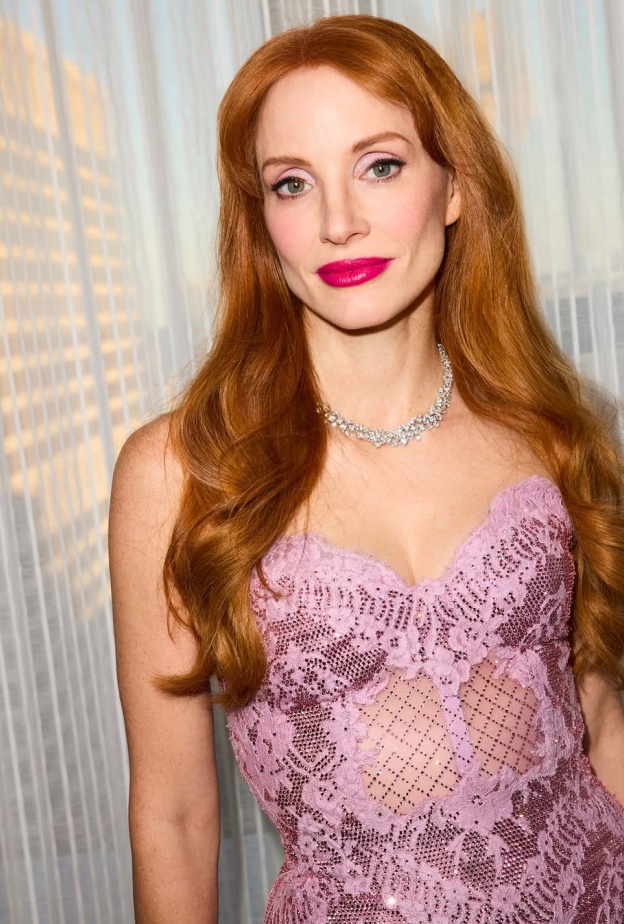 ألوان أحمر شفاه زهرية ولماعة بأسلوب Jessica Chastain