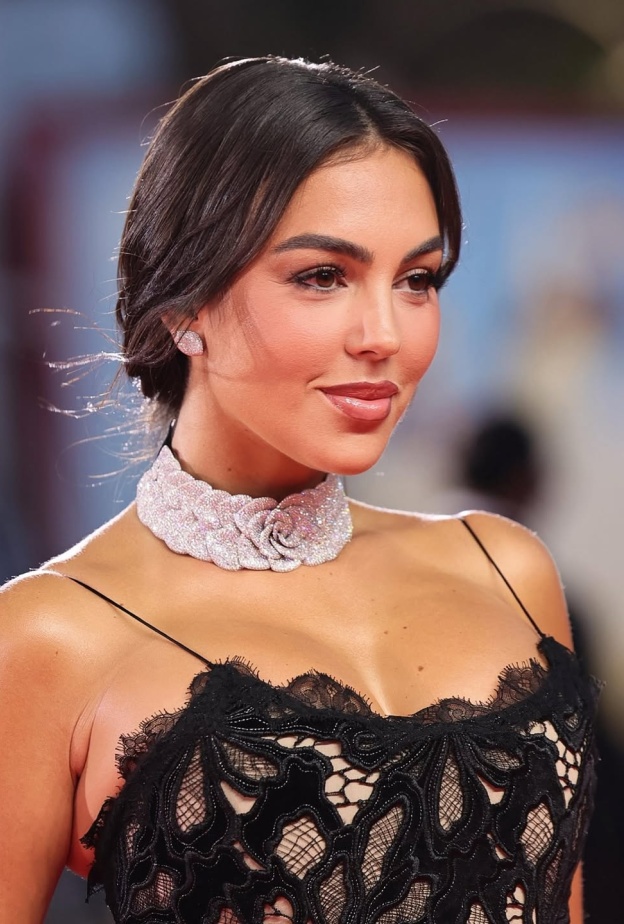 اطلالة  Georgina Rodríguezساحرة بجمال المكياج