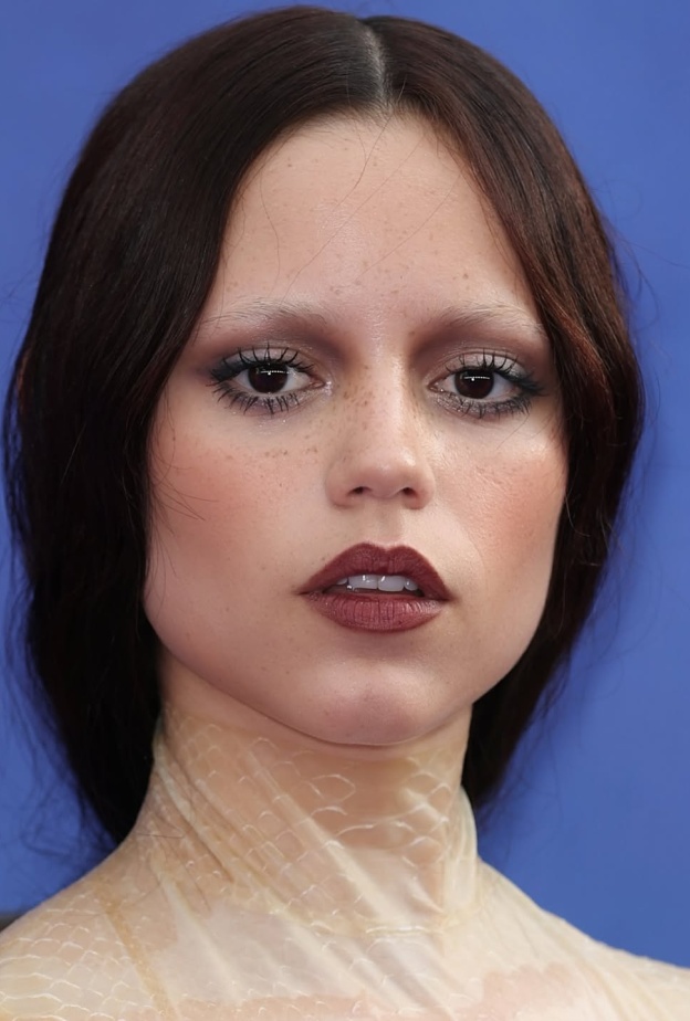 اطلالة Jenna Ortega بأحمر الشفاه البرغندي- الصورة من حساب خبيرة المكياج Melanie Inglessis على انستغرام