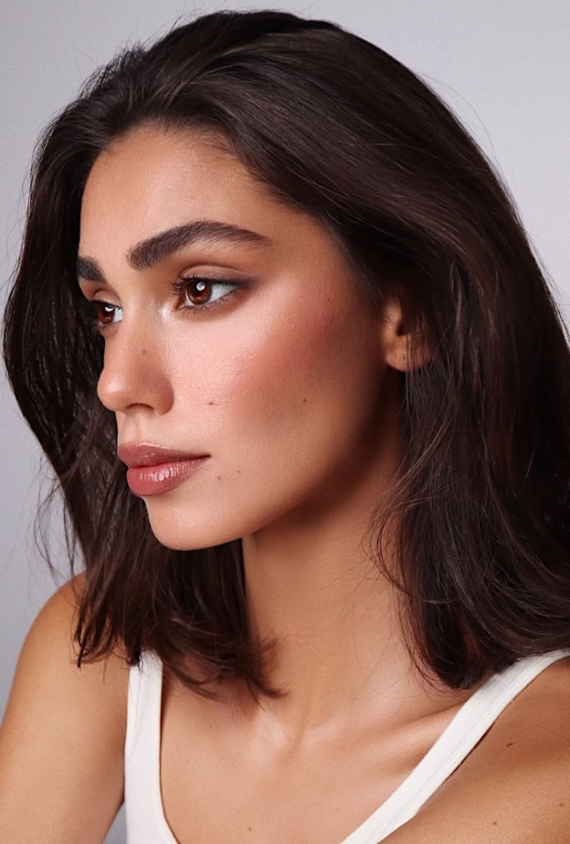 العارضة Flor Arriola - صورة من انستغرام Hung Vanngo