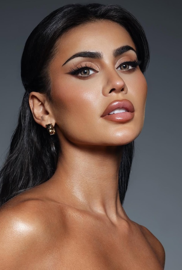 المؤثرة يومي صورة من انستغرام makeup_bymerash