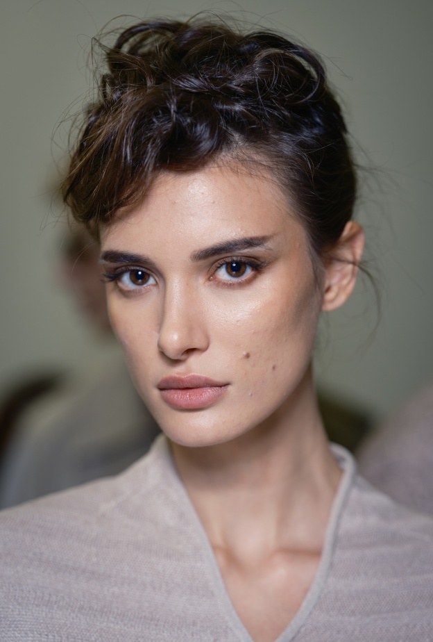 رسمات المكياج البني مع الايلاينر المجنح من دار Giorgio Armani