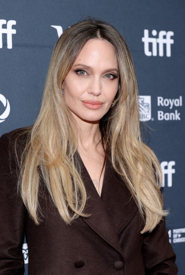 صبغات الشعر الأشقر المتموج مع البني بأسلوب Angelina Jolie