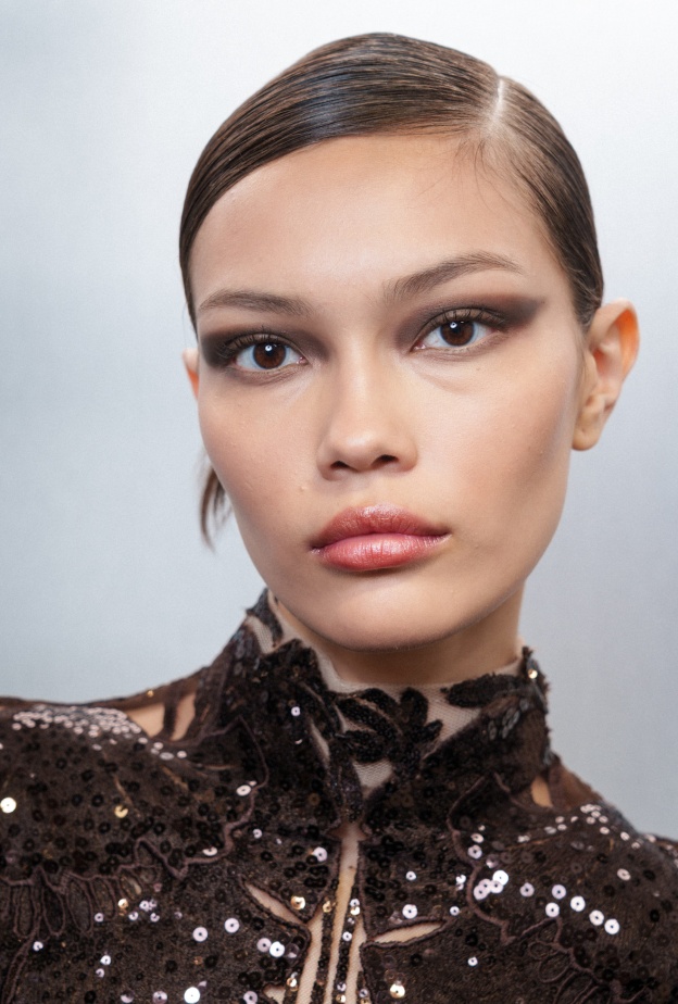 مكياج عيون برونزي براق في عرض Elie Saab