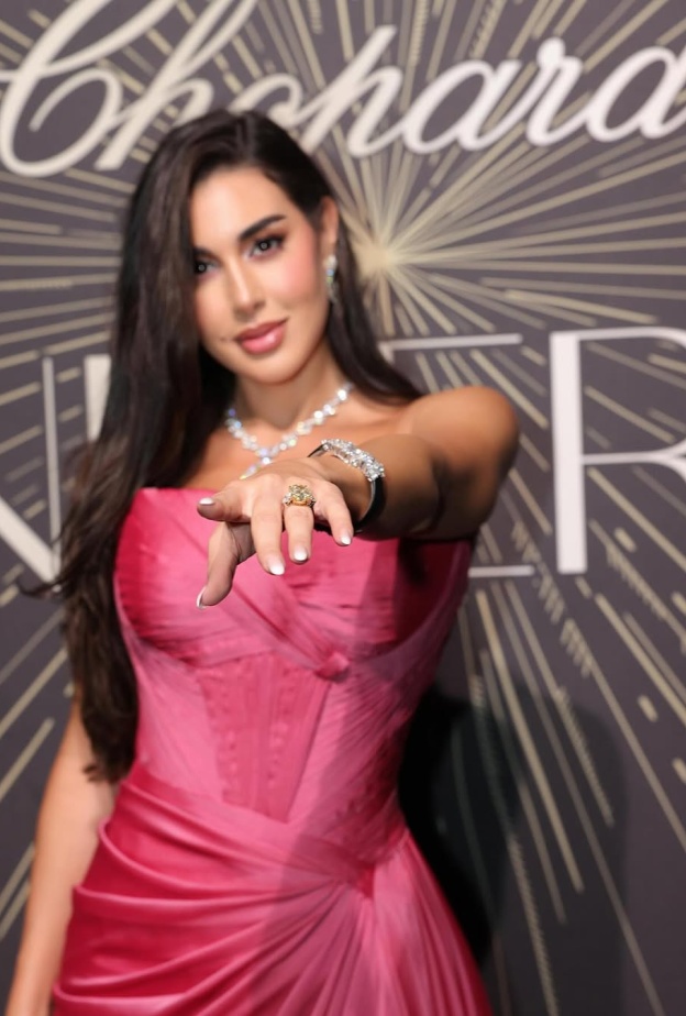 ياسمين صبري بأظافر أنيقة