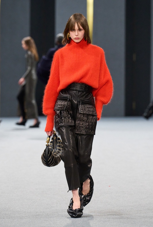 تنسيق اللون المرجاني مع الأسود من Balmain