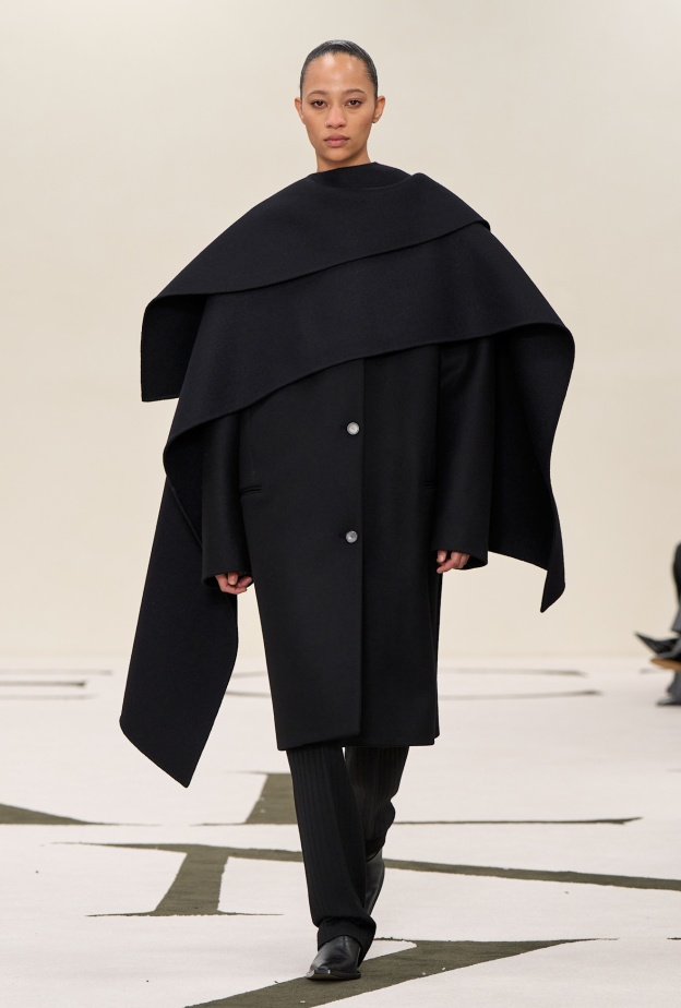 من مجموعة الأزياء الجاهزة Calvin Klein لخريف وشتاء 2025