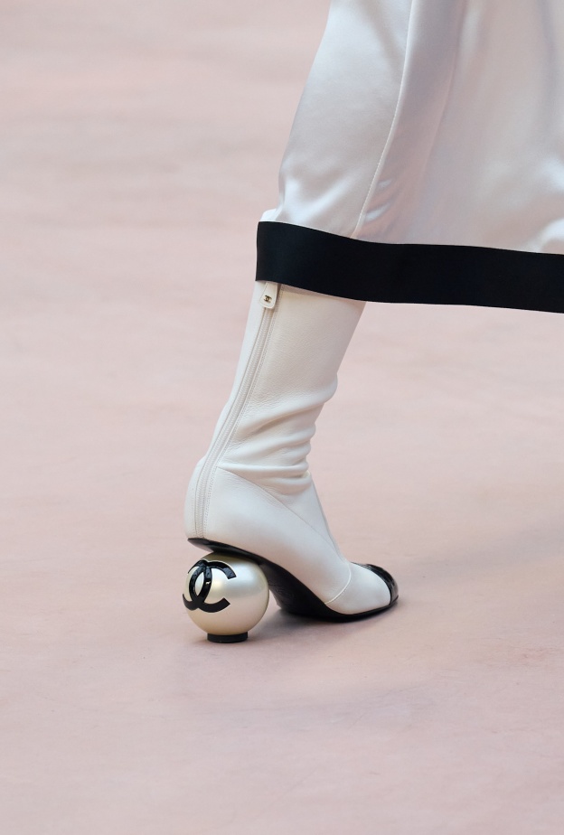 كعب على شكل طابة من Chanel