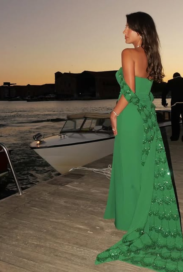 المصممة السعودية وعد العقيلي تضع بصمتها في مهرجان البندقية السينمائي