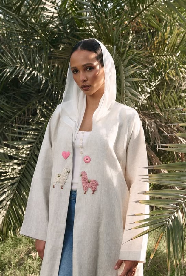 المصممة السعودية هالة المدني تقدّم تفاصيل مجموعة “اللاما”