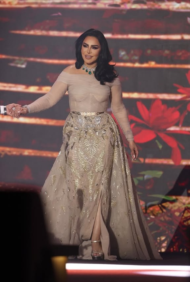 الفنانة أحلام تتزيّن بقلادة من "لودا" للمصممة السعودية د. خلود عرب في اليوم الوطني السعودي 95