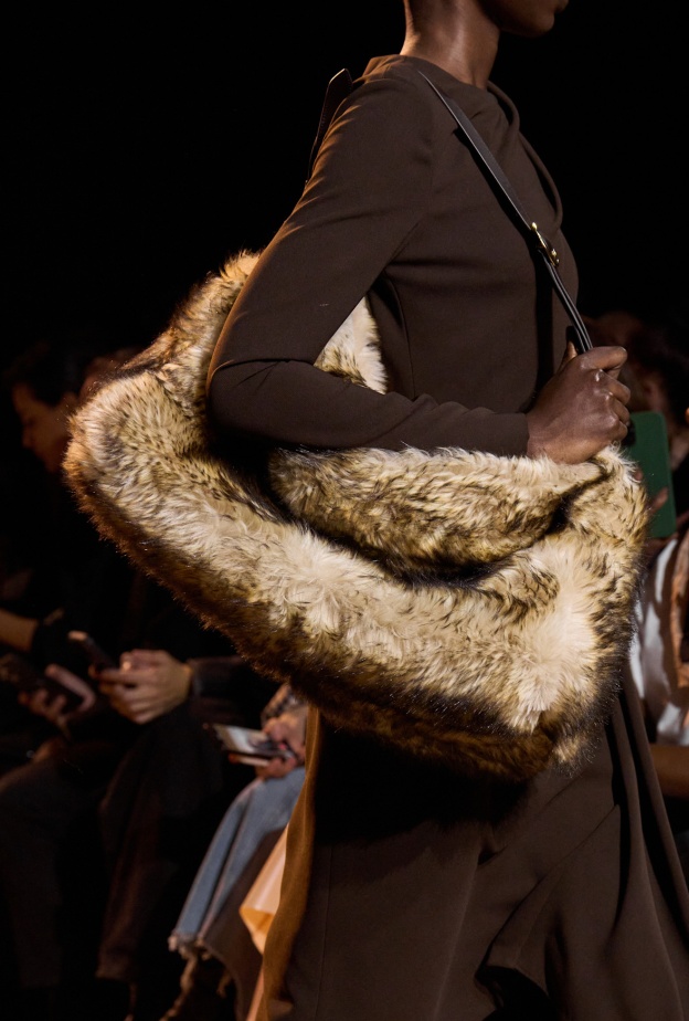 حقيبة كبيرة من الفرو تصميم Elie Saab