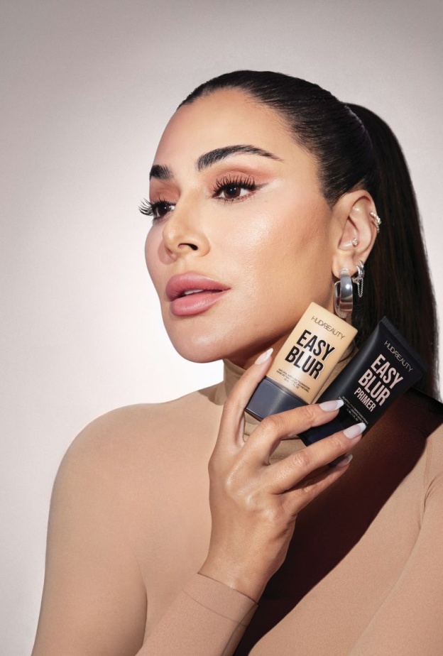 لا حاجة للفلاتر: روتين Huda Beauty مع برايمر وفاونديشن Easy Blur لموسم المناسبات