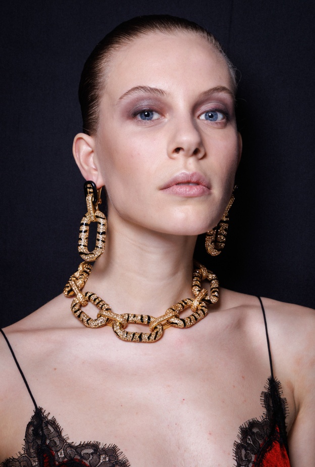 خيار الأكسسوارات الذهبية الكبيرة مميز لخريف 2025 Roberto Cavalli