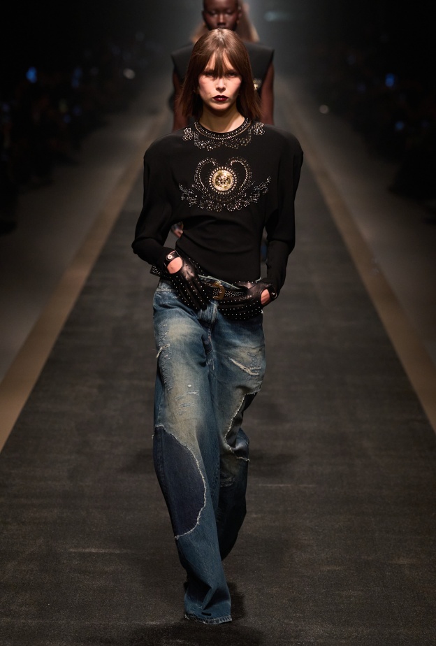 البنطلون الجينز الواسع بإطلالة عصرية وكاجوال من Versace