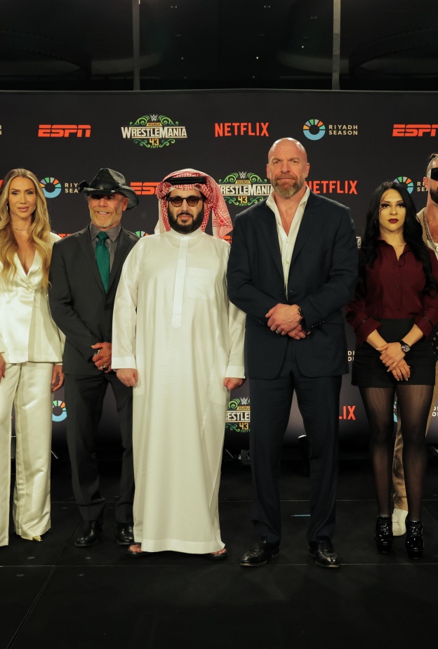 موسم الرياض يرسخ مكانته كعاصمة للرياضات القتالية بعرض الملاكمة التاريخي واستضافة WrestleMania 43