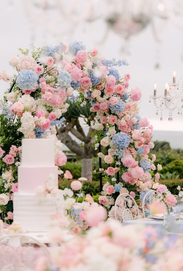 أزهار وردية لتنسيق حفل الزفاف- الصورة من صفحة Eveni Floral