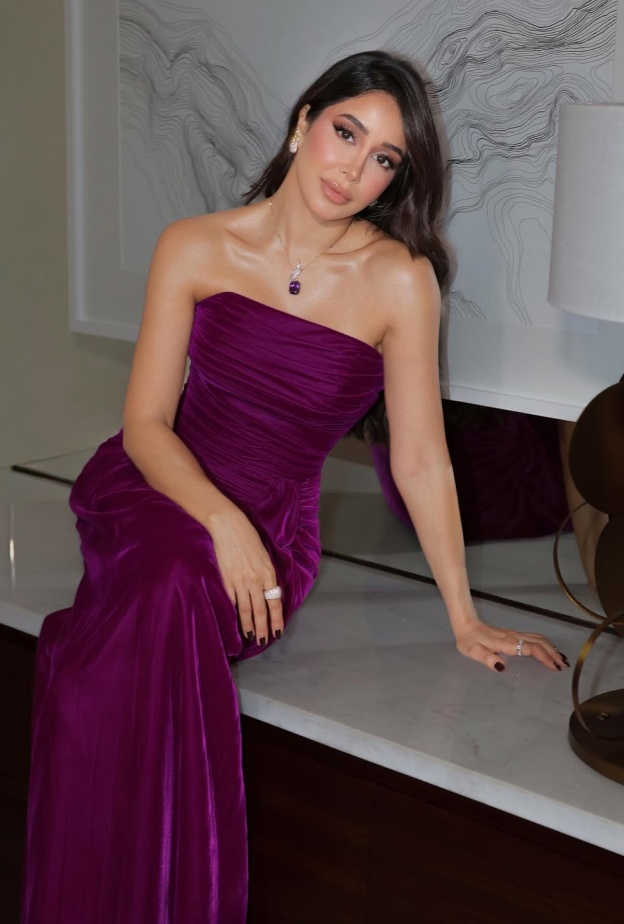 أسيل عمران بستايل فستان السهرة المخملي خال من النقوشات